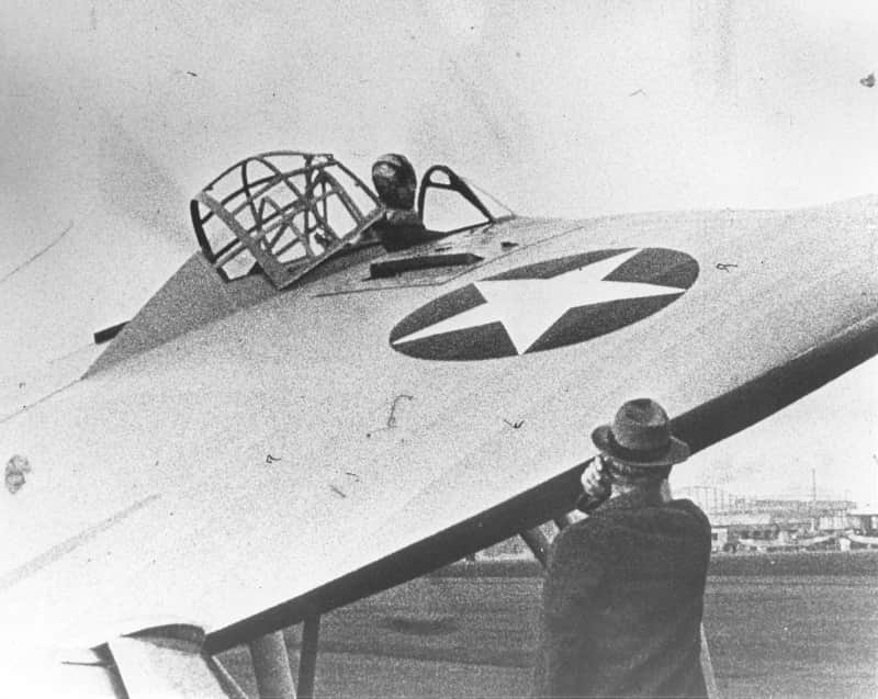 Перед первым полетом 23 ноября 1942 года. Конструктор нервничает, пилот шутит – а что ему еще остается делать?
